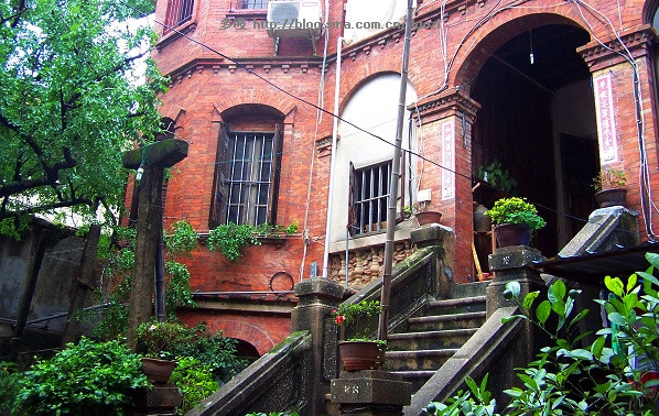 福建路 万国建筑群 福建路,这条以省名命名的小路,漫步其中,随处都是风景,这里的建筑有一种说不出的大气,每一次转身,你都会惊叹于这些欧式建筑的典雅,然后被这些富有历史韵味的建筑深深的震撼,不自觉的感叹建筑师们惊人的才华。这条路有穿西装带斗笠的海天堂构,是一种中西合璧的建筑风格,也反映了那个时代海外华侨反抗洋人压迫的心情;赫赫有名的黄荣远堂也在这条路上,这座带着西洋风的建筑也格外醒目;除了这些著名的建筑,一些不知名的建筑,在历史的沉淀后,或许许多雕花门楼已逝去了最初的华丽,但是那蜿蜒在门楼上的常春藤诉