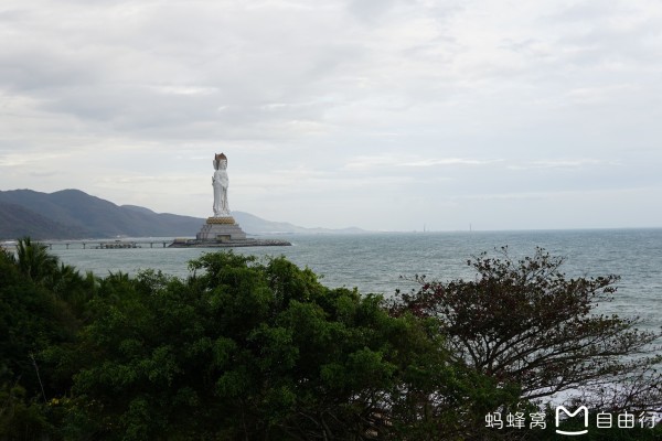 其实第一天没啥好说的,基本是在车上度过的,我和我爸轮流开车,路上还好,初三那天出发的,车不算特别多,也不堵车。就是快到南宁的时候已经晚上了,那高速路简直了,路面上全是弄的那种可能是防滑的小槽,车子开在上面轮胎一直发出叽叽叽的怪叫... 从南宁出来一路往湛江开,过海的时候我们走的海安新港,看着前面排队的车挺多的,但是可能半小时吧,我们就过检票口了,刚刚一进去,工作人员就让我们上船,正好这个船的最后一个车,装上我们就离港了,运气挺好。 这次这个是个小船,船肚子只有一层,摇摇晃晃一个半小时,终于到海口港了