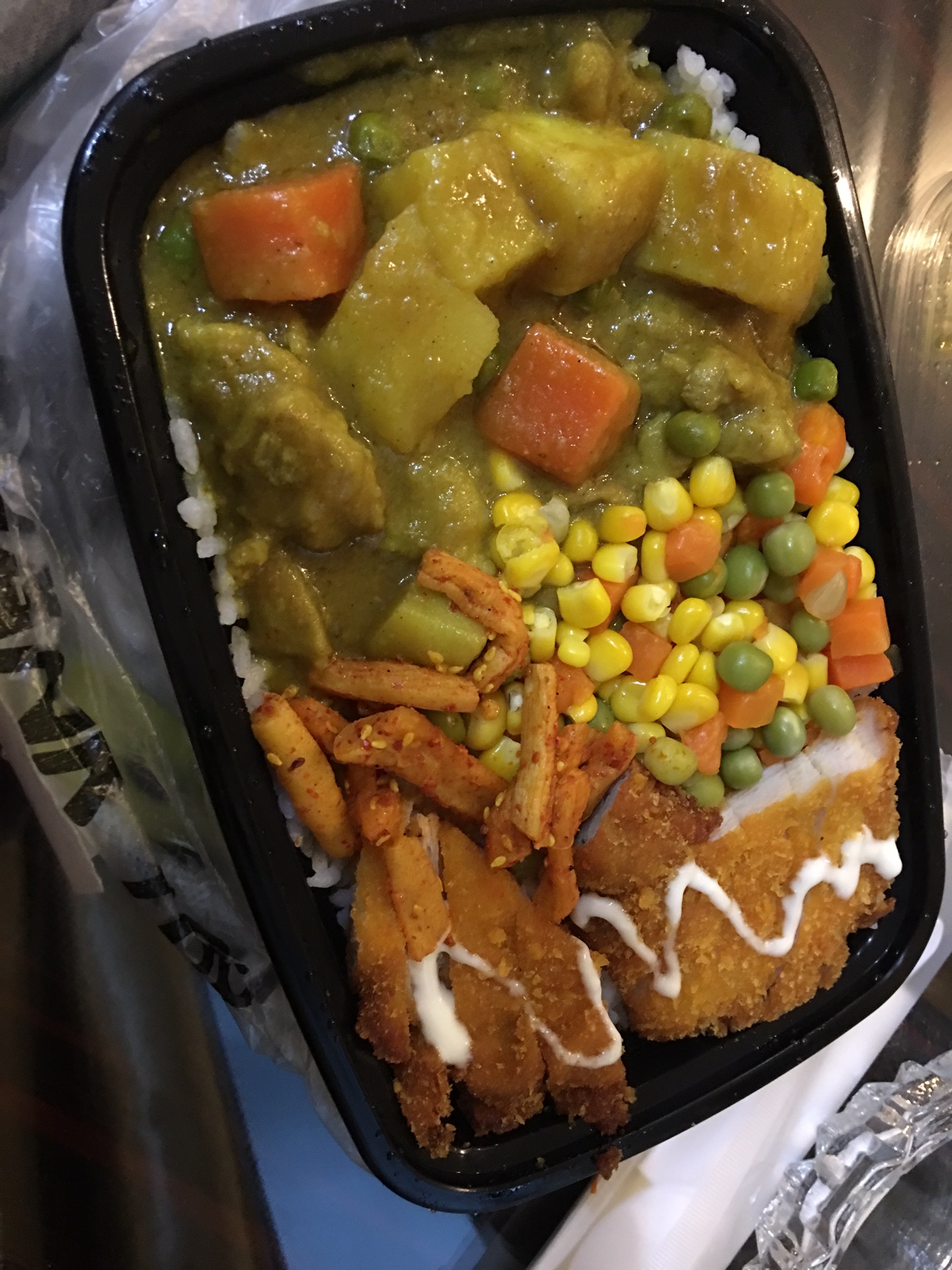 特色的喝东西小店 吃完饭后就稍作休息,大概八点多出发到宽窄巷子