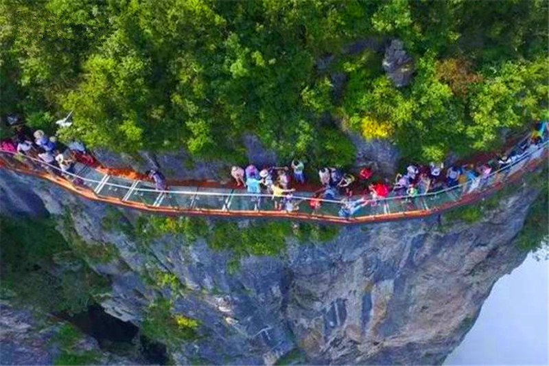 马仁奇峰"绝壁天梯,玻璃栈道"位于景区雄伟的主峰悬崖峭壁之上栈道为