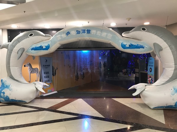 对于居住在城市的人们来说,极地和海洋曾经是多么遥远和陌生。更不用想象,在城市中心邂逅极地和海洋。将超过58000平方的极地海洋,超过500种、3万只极地海洋动物,奇迹般带到广州城市中心。 如果从广州机场出发到正佳极地海洋馆 第一种,机场快线 可以乘坐6A广州机场快线(全程用时60分钟) 第二种,地铁三号线 从机场乘坐地铁南三号线北延段(6:00-23:00) 体育西路站 B出口 正佳广场西门 距离地铁三号线体育西路B出口5分钟左右路程。 乘坐地铁三号线在广州东站换乘一号线(西朗方向,途径一站,体育中心D3