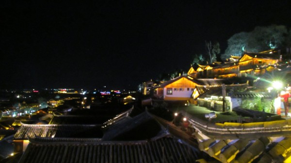 有人问我,为什么老是去云南?皆因两年前结下的缘...... 2015年的2月我已经到过云南,那时的天很蓝,就天上的一朵云也够我们拍很久了。所以一直想着要再回这个地方走走。但是2017年的2月,我重回云南,发现这里的天已不算蓝,也像广东盖着一层薄薄的雾(mai),没想到毒已经中得这么深,连云南也不放过了。 另一个印象,就是又被云南的骗子深深伤到。总想着有了两年前的经验,不会再被云南这边的骗子骗到。但是,只能说too young too simple。一出血淋淋的药托骗局就在我眼前上演,只能庆幸骗子不是