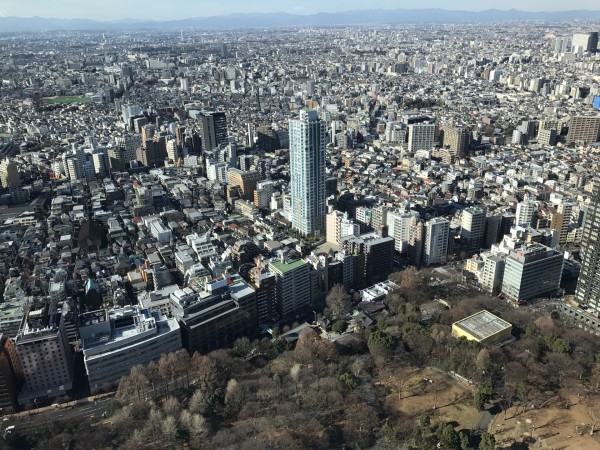 东京都新宿区最主要的铁路车站,使用新宿站的铁路业者包括东日本旅客铁道(JR东日本)、小田急电铁、京王电铁、东京地下铁及都营地下铁等。新宿站每日使用人次,以出入闸人次计算,JR路线为157万,属日本第1位、各机构总和则达每日364万人次,是世界上最高使用人次的铁路车站。 新宿是以JR新宿站为中心分为东新宿和西新宿。 在介绍新宿之前,首先要来介绍下JR新宿站的出口,号称为迷宫的JR新宿站有多达八个出口。大家要注意地下和地上层都有出口,地上出口主要的三个就是南口、东南口、新南口。地下层出口主要是西口和东口,中