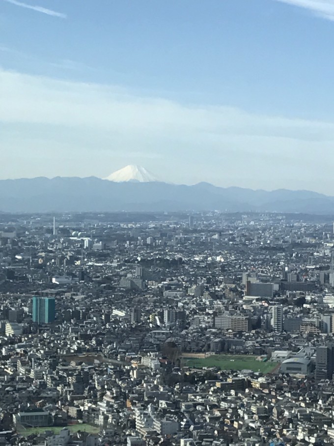 如果要在新宿站换乘的话,可以参考一下以下的介绍, 京王线 离开JR月台下楼往中央西口,直走京王线连络通路,就可以看到京王线的改札口。(全程约4分钟) 京王新线 离开JR月台上楼往南口改札,走南口改札之后往右,走LUMINE店内道路直走看到楼梯(手扶梯)往下,直走约2分钟后就可以看到京王新线的改札口。(全程约7分钟) 小田急线 离开JR月台下楼往中央西口,马上就可以看到小田急线的改札口。(全程约4分钟) 都营大江户线/都营新宿线 离开JR月台上楼往南口改札,出改札口之后直走LUMINE店内通路,遇到楼梯(手