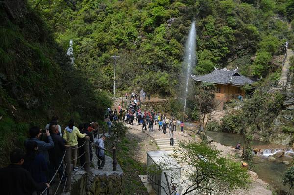 三联峒景区位于湖南省新化县维山乡四都神象山境内海拔高度在780