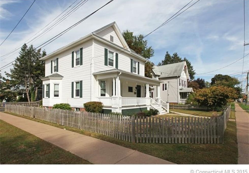 house in the center of windsor ct