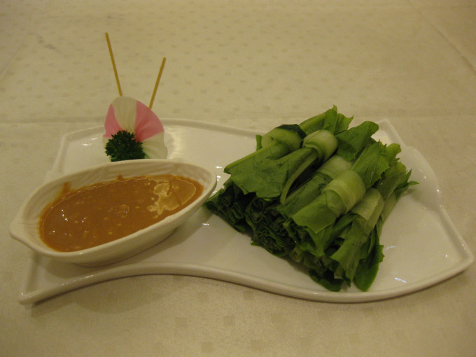 油麦菜沾着吃,凉凉的,很爽口. 鲍菇牛肉粒,鲍菇比牛肉还好吃,