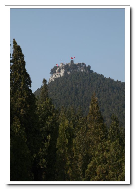 山顶建有奶奶庙,三官庙,南天门,财神庙,玉皇庙等建筑.