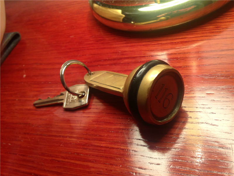 酒店房间的钥匙,很重的铜