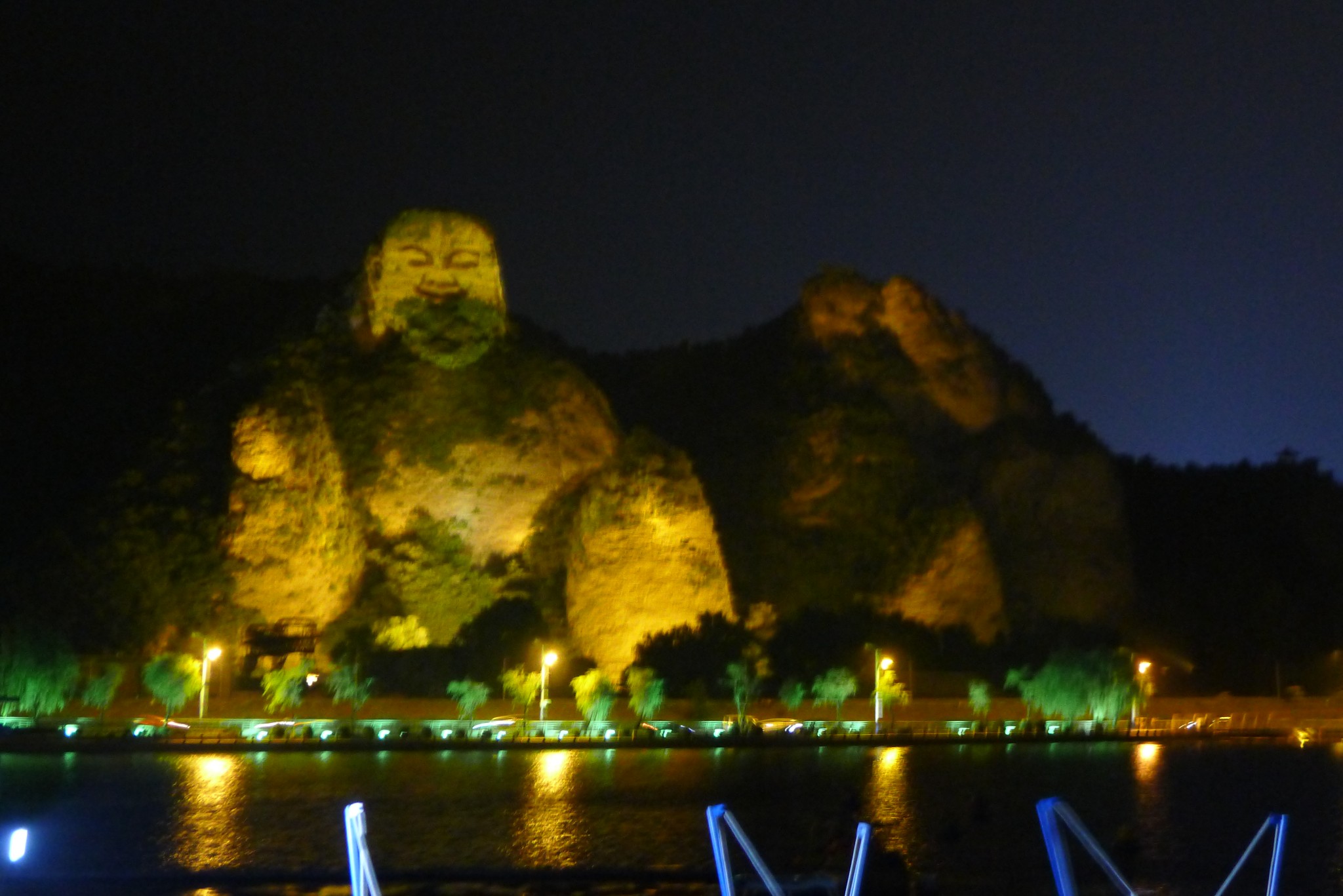 晚上在武烈河畔,可以看到由灯光照射形成的罗汉山.