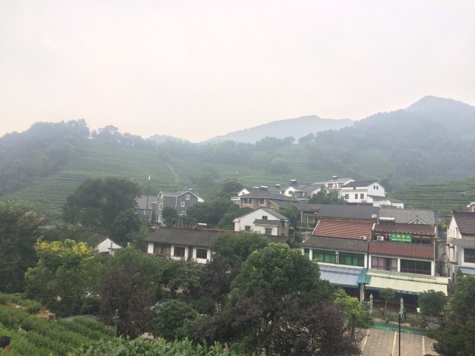 ,雨大了起来,就像从天上用瓢泼,这时已经看不见远处的景色了。走到一处玻璃栈道也看不见有多深,稍有遗憾(对于爱冒险的我来说)。我和四个大学生摸样的在冒雨拍照,爸妈和四姑到前面的一块天然巨石下避雨,这时山上只有我们八个人了。 雨势稍小继续前进,没走几步雨又下大,大到极致了!打着伞鞋和裤腿也很快湿透,只想快点找到躲雨的地方,总算在挺远的前面看到一个亭子,一行人加快脚步往亭子赶。亭外大雨倾盆(个人以为迎风坡形成的地形雨)。天渐渐暗了,雨又这么大,这是一个极佳的露营点。可我妈和四姑却非要往山下赶,这绝非明智选择,首