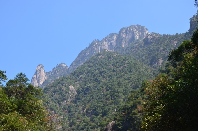 双溪索道下 8点半出发,差不多9点半到,走到徒步口进去, 10点钟正式开始登山 12点30分到达双溪索道上的地方,中间绕到了万寿园 13点半到达大三清酒店,办理入住 短暂休整后,14点多继续出发爬山 由于想在日落时间到西海岸栈道,决定不走寻常路,逆时针从日上平台到禹皇顶方向,到