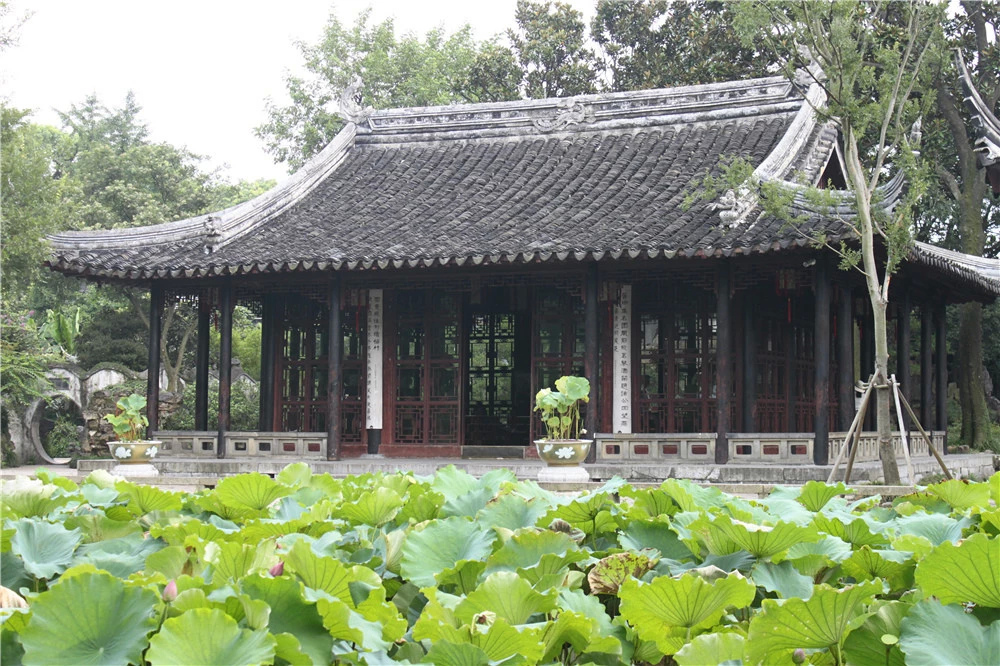沿着水道向前走,就看到了拙政园的主要建筑——远香堂.