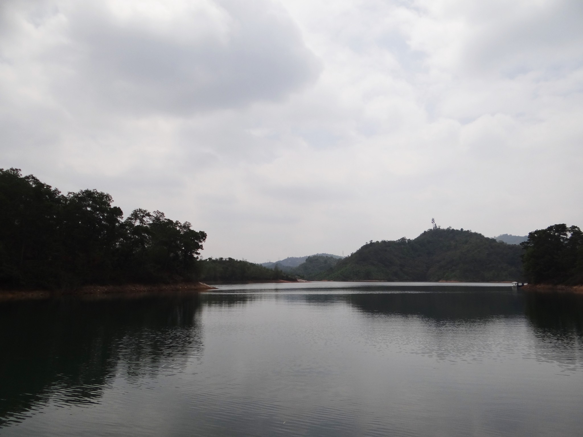 惠州古八景之一的水帘洞,有新建的湖泊,且水质在市区周边来说,比东江