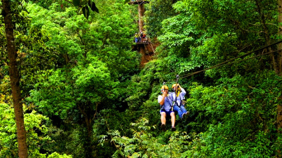 甲米乐园 甲米乐园(Krabi Fun Park)临近贝壳化石公园,距离奥南海滩仅15分钟车程。整个公园占地24亩,全程约1公里。 在这里您可以体验各种惊险刺激的游戏。全程有一共47站,由不同形式如秋千、哈利·波特扫把、空中自行车、木棍行走、小木板、大木板,绳索圈行走、空中滑板等组成。12条钢丝溜索中最长的一条为126米。甲米乐园(Krabi Fun Park)靠近大海,所以,当您在高达10—13米的树上的时候,还能欣赏美丽的海景哦! 在这里您可以体验各种惊险刺激的游戏。全程有