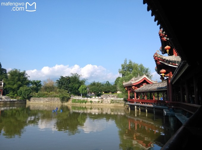 在月亮山下买了水,是老婆婆背着卖的冰水那种,3块钱也不贵,比起之前在黄山10元一瓶还不是冰的良心多了。正好两个来自波兰的小哥也要上山,我之所以知道他们是波兰的,是因为那个老婆婆(目测65岁以上接近70的样子)一边向他们兜售水,一边跟他们学着英语,问他们从哪儿来,什么cold, France之类的,后来到山上后卖水的老奶奶就更厉害了。不知为什么那种场景就很感触,她们为了生活那么努力,我们有那么好的学习条件,却还经常嫌这嫌那的。 把自行车停在山脚就开始爬山了,一路上没多少人,我跟那两个波兰小哥就前前后后地安安