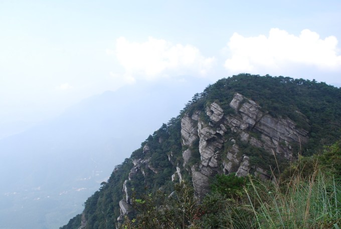 西北山下,是汉传佛教净土宗的祖庭。现在的寺庙是近年重建的,不收门票。网址:http://www.donglin.org。 东林大峡谷:门票55元,在东林寺东北,由剪刀峡和卧云垄两大景段组成,呈条状。上起牯岭街心公园,下止于105国道旁东林寺。全长近10公里,高差千米。水量为庐山众峡谷之最,是唯一的一年四季可赏瀑布的庐山景区。网址:http://www.