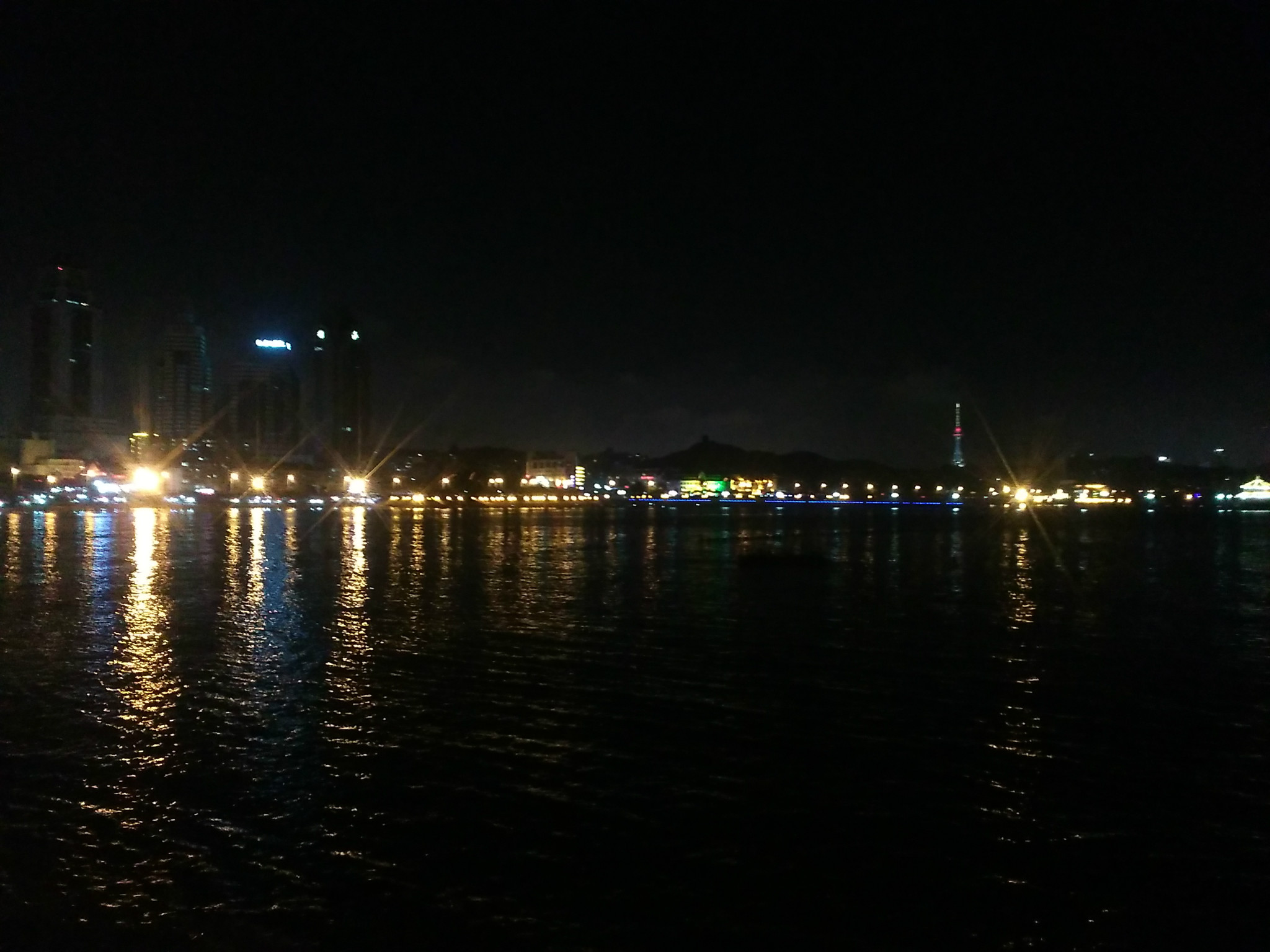 夜色美丽,海边西陵峡路夜市,买点纪念品,看看青岛夜景,好不