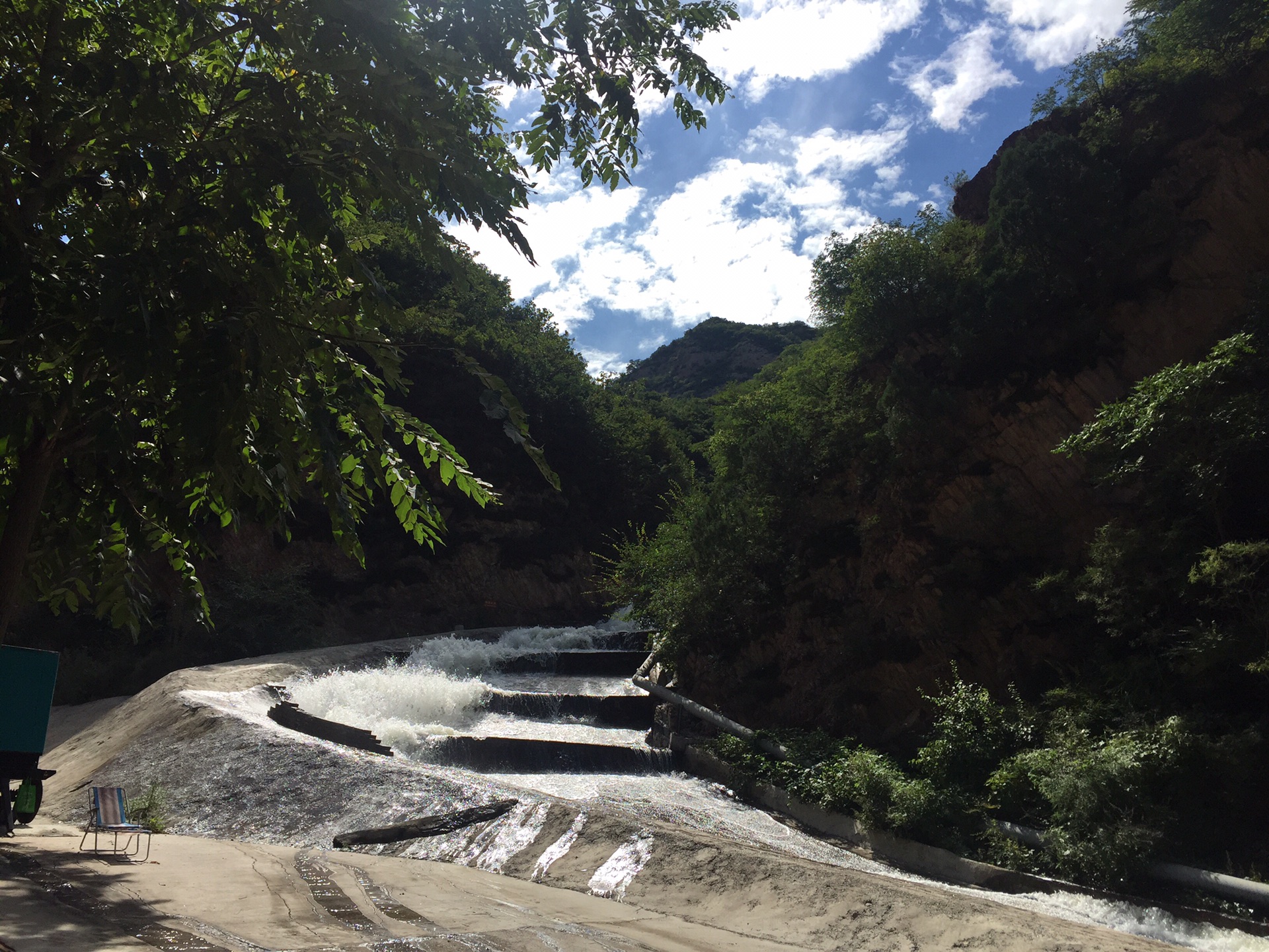 雾灵西峰风景区是雾灵山的西峰,在北京境内紧邻河北,距京城约140