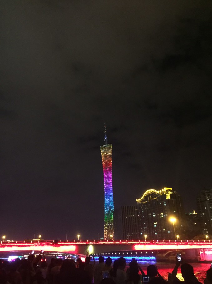 世界之窗的门票是200没有学生票 我们是白天去的 也有夜场的 里面有额外花钱的项目 进去玩之前一定要在入口处拿一张地图 不然你会在里面转懵逼的 而且地图上把演出的时间表写的很清楚 哪个大洲区分布在什么位置都能找得到 讲真它可以玩上一整天 太大了 毕竟那里是缩小版的全世界啊 最高最显著的建筑就是埃菲尔铁塔了 哪个角落都能仰望的到 这儿就是把全世界的著名建筑和景观都缩小化 按照大洲分类 七大洲各各区 刚进来也是被美景折服了 很久没看到这样的景色了 其实是从来没见到过 有点迷你化的让你感觉此时你就身处在这个国家