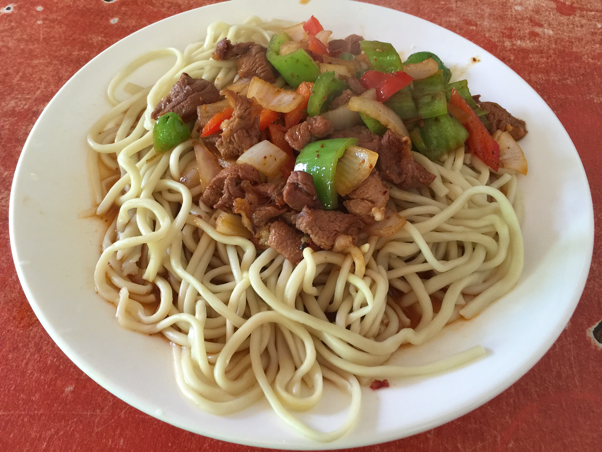 瓜什则乡集市上吃到的羊肉盖浇面,味道很不错