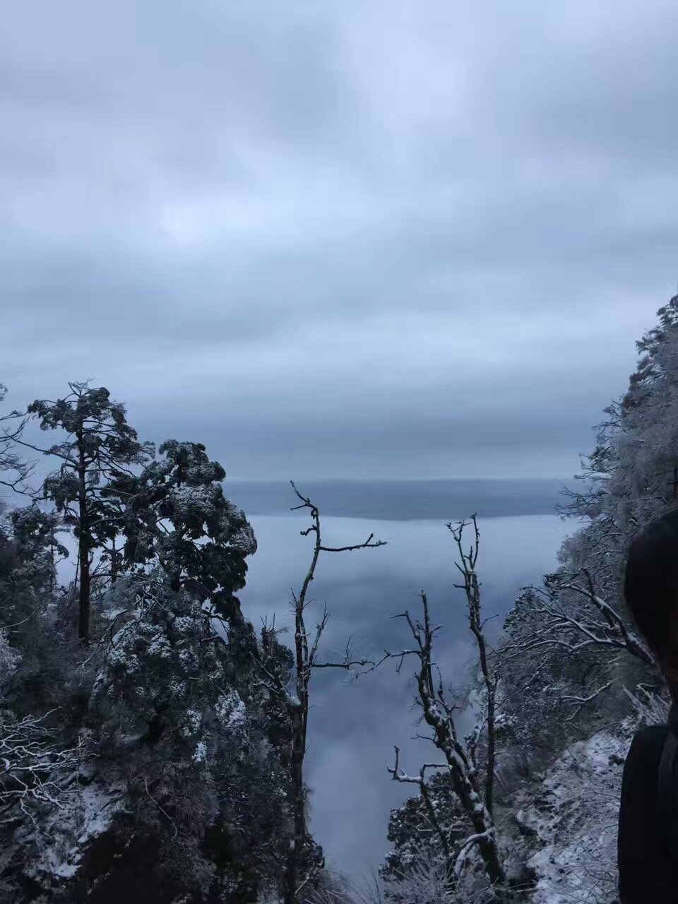请问现在上峨眉山要穿什么衣服?