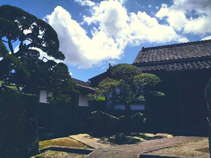 唯一建造在洞穴里的神社,鹈鹕神宫。这座神宫镶嵌在美丽的太平洋的悬崖边上,掌管着世间的姻缘和生产。相传第一代天皇神武天皇的祖母、海神之女丰玉姬在此临盆,生下了第一代天皇的爸爸,海神丰玉姬生完生气就回海里去了。小天皇老子靠岩石上滴下的泉水养活。神社里有母玉石,上有两块凸起之处,恰似女性乳房,据称女子摸过后会生产顺利、奶水充足。是不是有点污。沿着海边的山路拾阶而上,穿过一个隧道。继续拾阶而上。山道两边绿荫清新,开满了绣球和五色梅。转一个弯,再转一个弯。眼前豁然开朗,浩瀚的太平洋就呈现在了眼前。与之呼应的是一座红