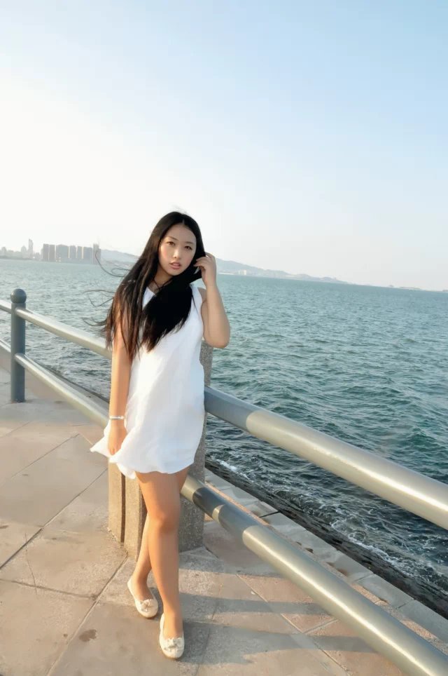 微博、ins上看过不少旅行照,总是给人无限的向往,但等到你真正去到了那里,你又很难复制照片里的感觉。像这样的海边,国内也都有,怎么去了就拍不出人家那样的感觉呢? 那到底是为什么呢?因为你的照片缺乏高级感!可问题出在哪呢?也许是因为你千篇一律的姿势,也许是你有些突兀的着装,也可能是因为你总是随意按下的快门。 1.
