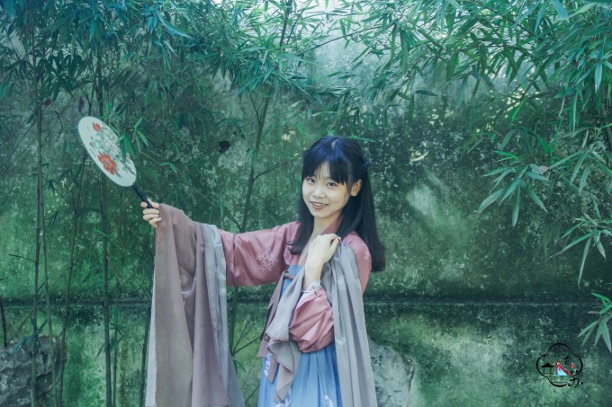 江南的秋总是短暂的, 只需一场秋雨燥热的夏季就能消失的无影无踪。 再一场秋雨,冬季就近在咫尺了。 然而,江南的秋又是极美的, 微凉的清晨、泛黄的树叶、高远的天空、配以白墙黑瓦、小桥流水、青山远黛。 于萧瑟中生出一幅最是江南的画卷。 生于江南,长于江南,许是从小的耳濡目染,对于小而精致、淡雅却浓情的事物总也有一种特殊的感情。 或许是冥冥中的缘分,大学的毕业论文写的是《浮生六记》,而沈复和芸娘情趣的一生大多在苏州度过。 那些男扮女装、执手游园的时光是沈复和陈芸之所以吸引人的生活气质的重要组成部分。 碍于芸娘的