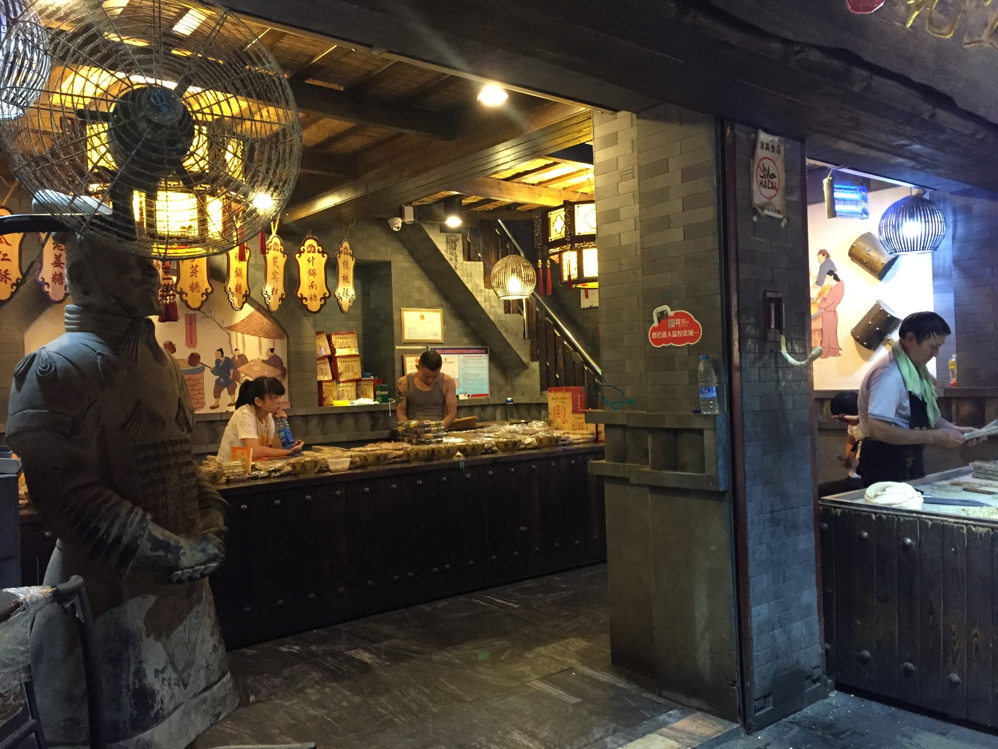 糕点店铺,兵马俑做保安是每个店面的必备
