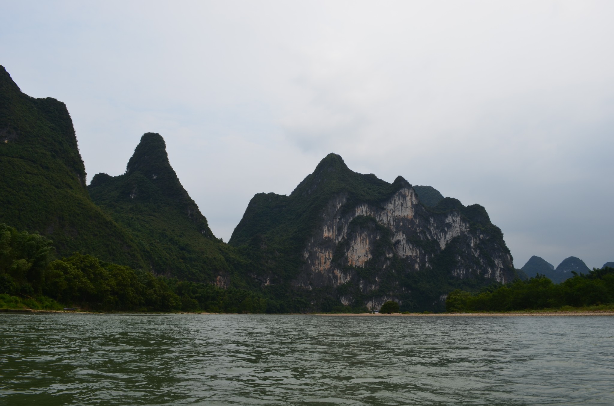 下面两个图片是九马画山.20元人民币背影