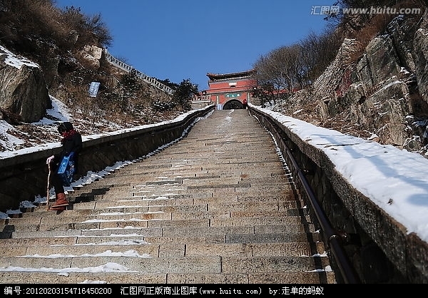 图片来源于百度 泰山 十八盘图片,这个是冬天的 泰山 十八盘.