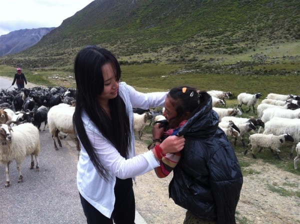 搭车旅游的小姑娘 wKgB3FDLCtiALjxeAAKDPGQndxg75.jpeg?imageView2%2F2%2Fw%2F600%2Fq%2F90