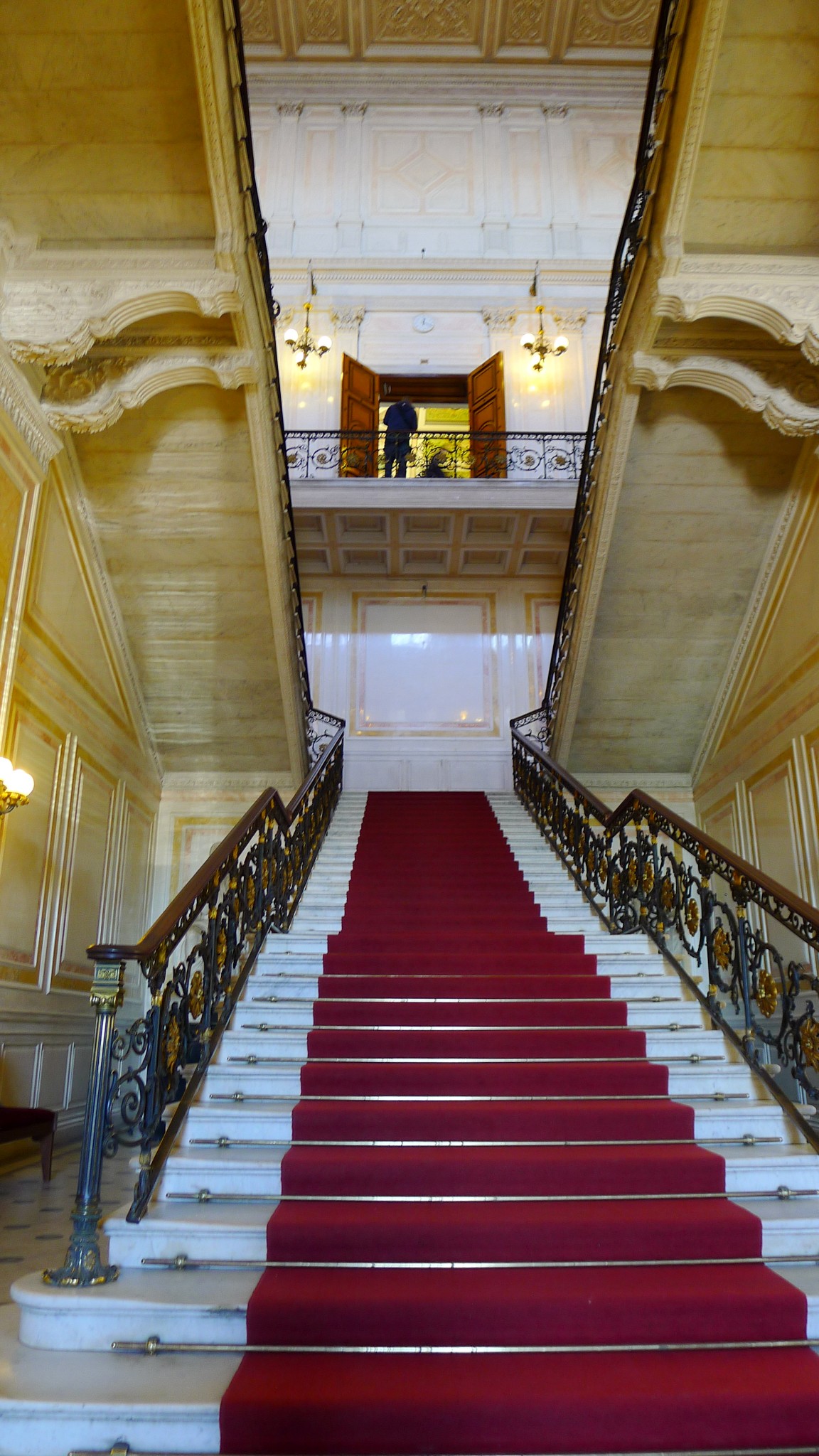 冬宫 "红色楼梯"---导游说这是电影列宁在十月里面占领冬宫时,就从